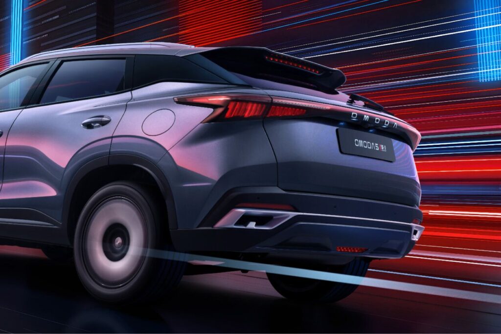 OMODA5 - Diseñado para seducir - Logo OMODA en los faros traseros